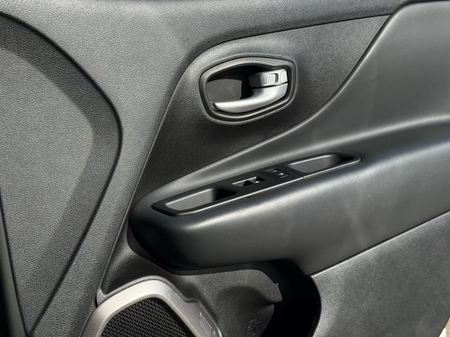 Used 2023 Jeep Renegade Latitude AWD/4WD image 28