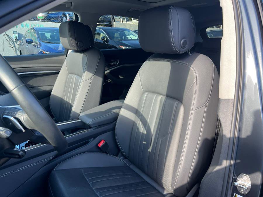 Used 2023 Audi e-tron Premium Plus w/ Premium Plus Package image 19