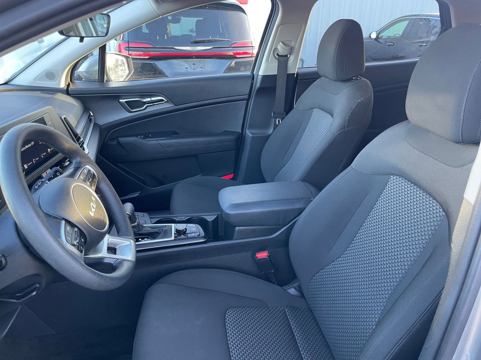 Used 2025 Kia Sportage LX FWD image 35