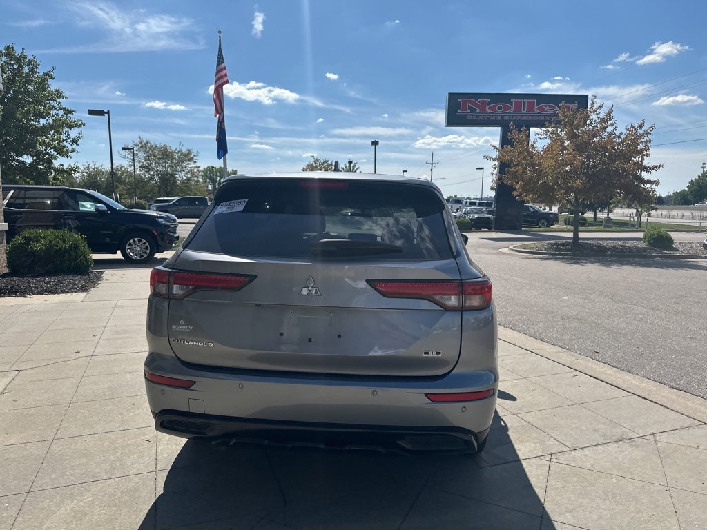 Used 2024 Mitsubishi Outlander SE image 8
