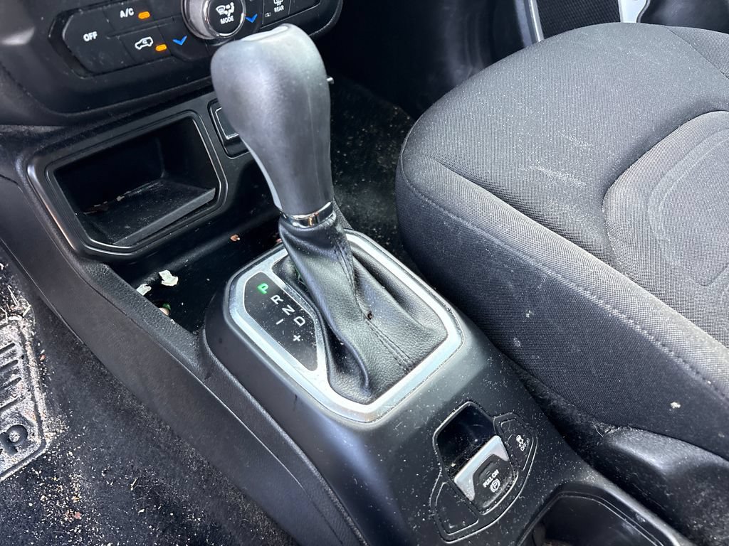 Used 2018 Jeep Renegade Latitude FWD image 27