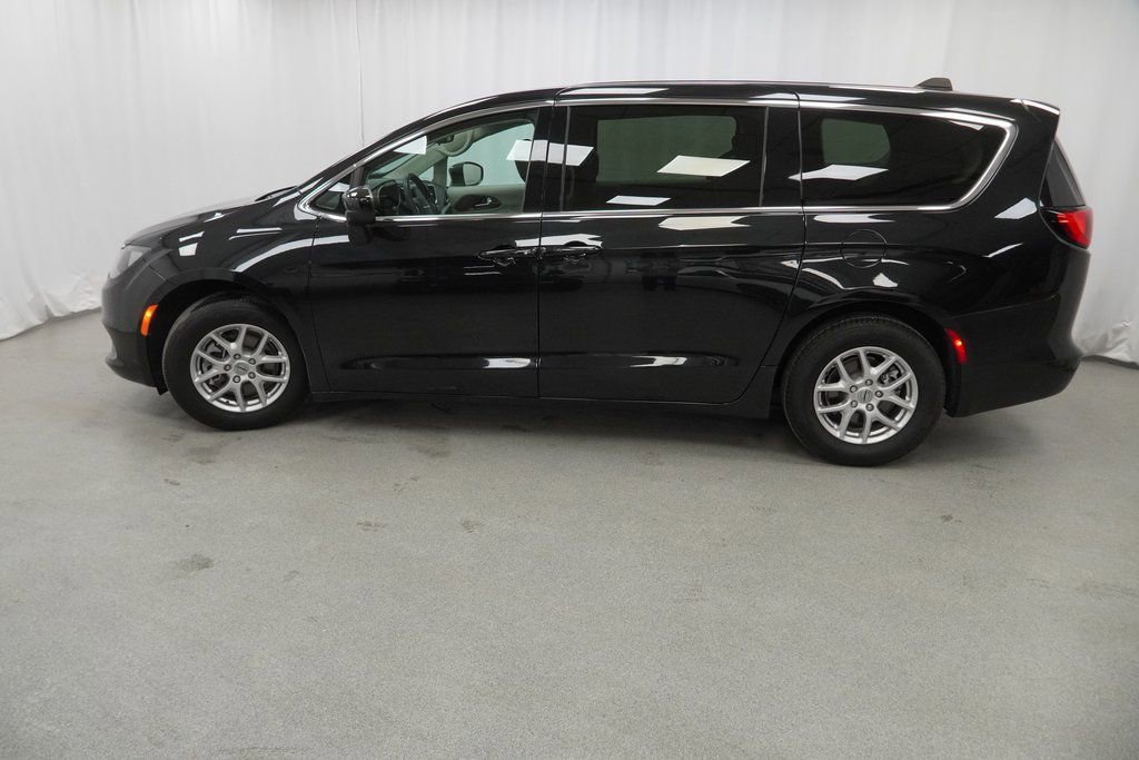 Used 2023 Chrysler Voyager LX image 15