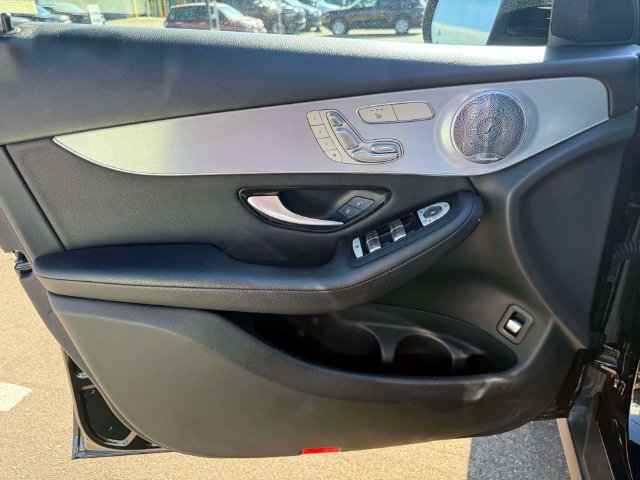 Used 2019 Mercedes-Benz GLC 300 4MATIC image 18