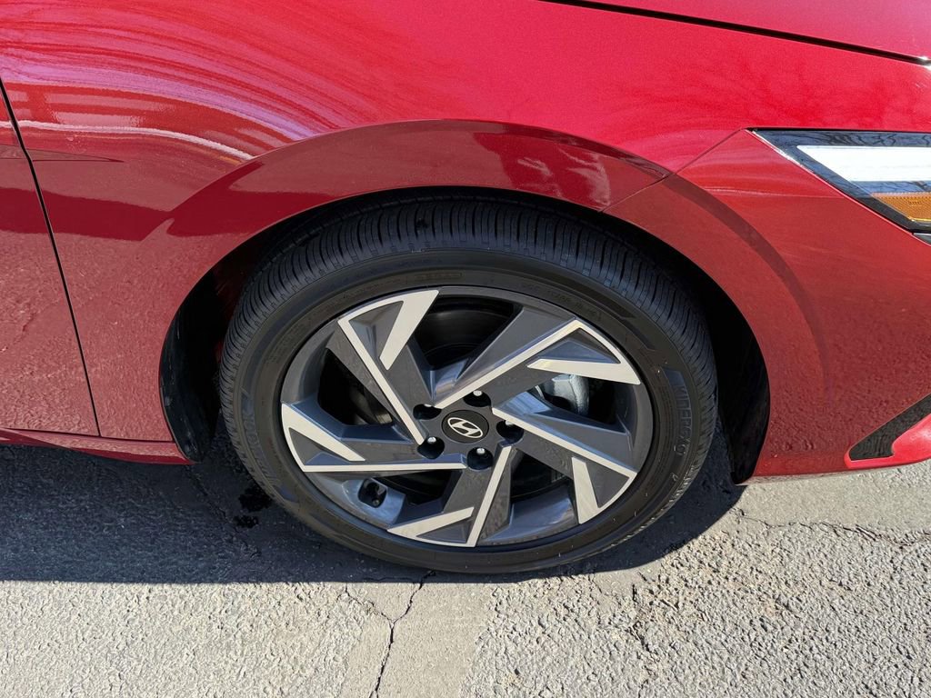 Used 2025 Hyundai Elantra Limited image 7