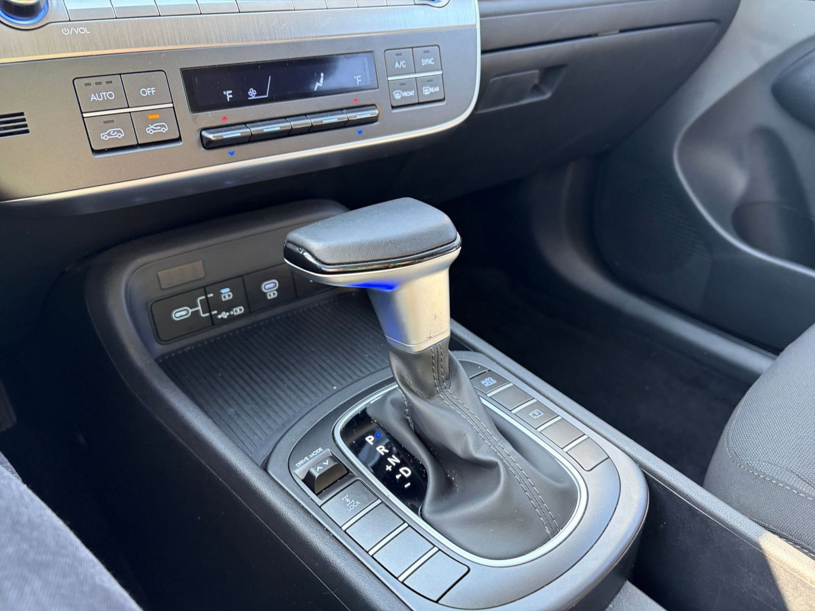 Used 2025 Hyundai Kona SEL image 40
