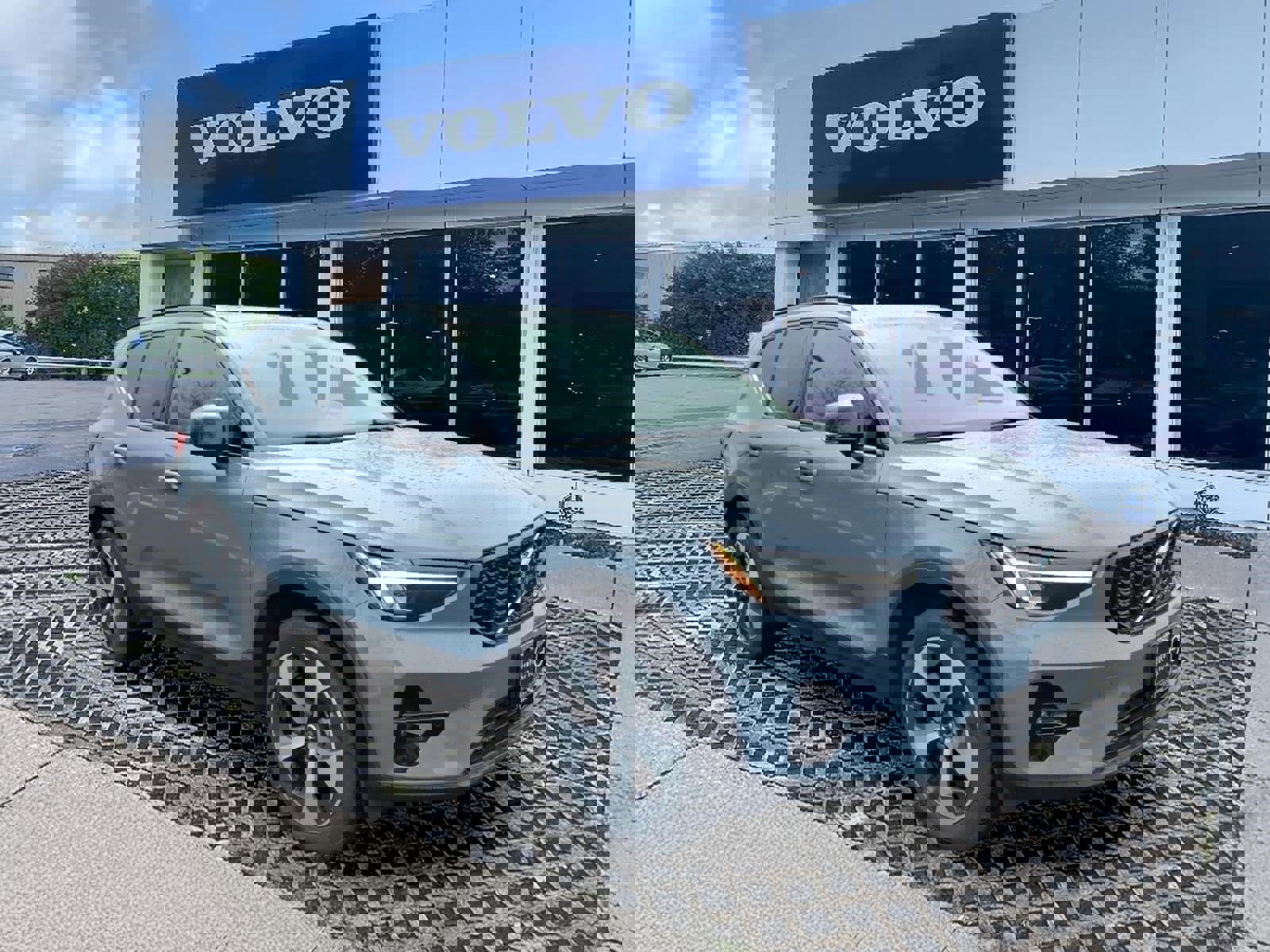 Certified 2023 Volvo XC40 B5 Plus w/ Climate Package image 1