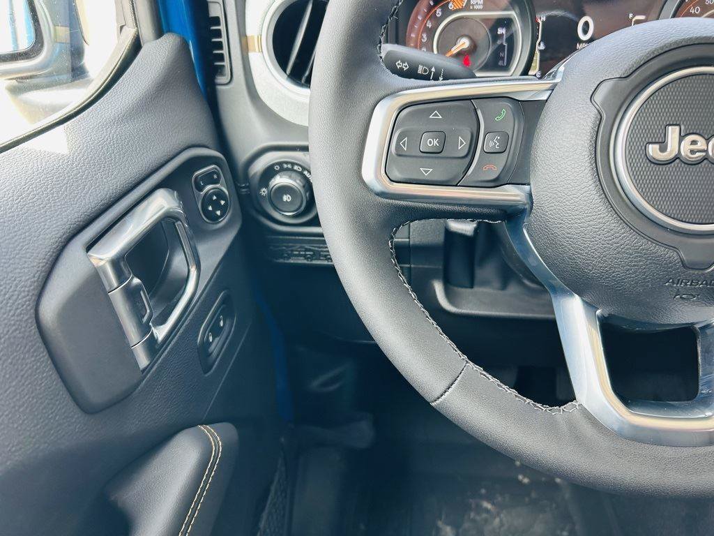 New 2025 Jeep Wrangler Unlimited Sahara w/ Technology Group AWD/4WD image 16