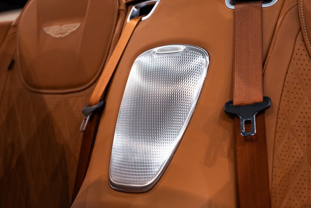 Used 2024 Aston Martin DB12 Convertible image 38