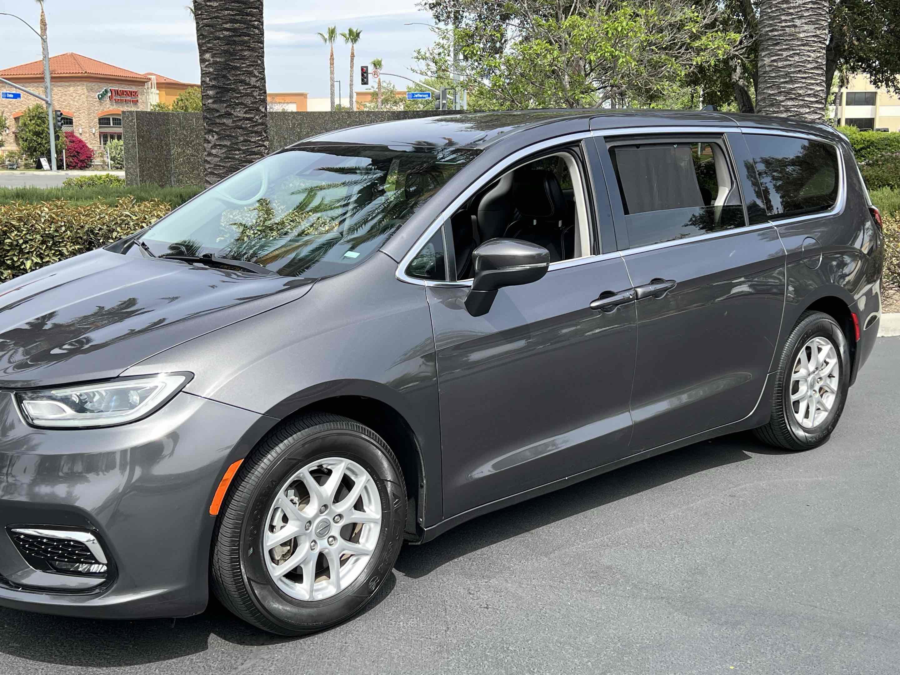 Used 2023 Chrysler Pacifica Touring-L image 51