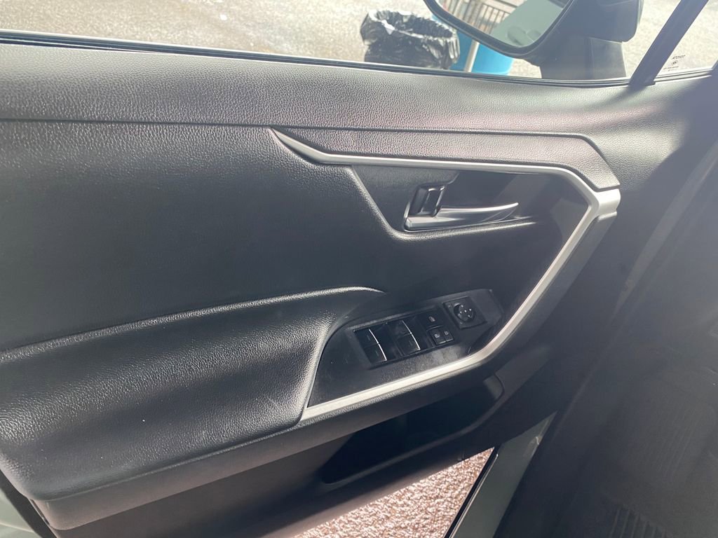 Used 2022 Toyota RAV4 XLE Premium FWD image 31