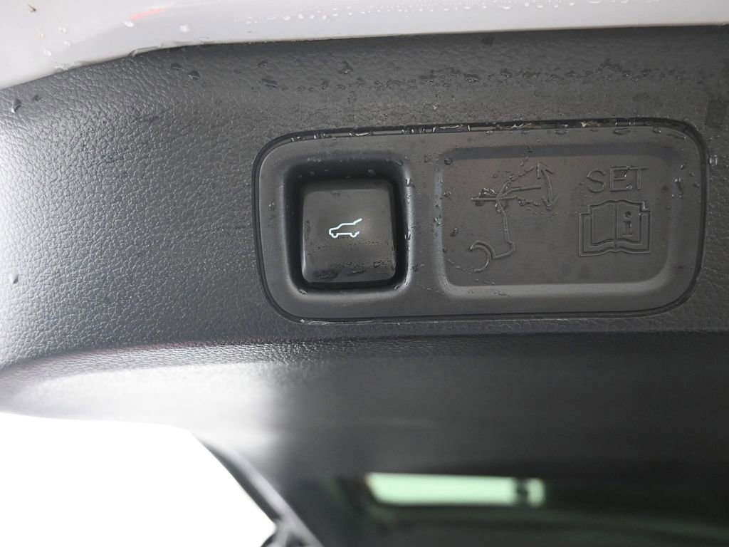 Used 2024 Ford Expedition Limited image 11