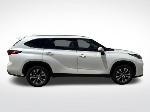 Used 2021 Toyota Highlander XLE FWD image 2