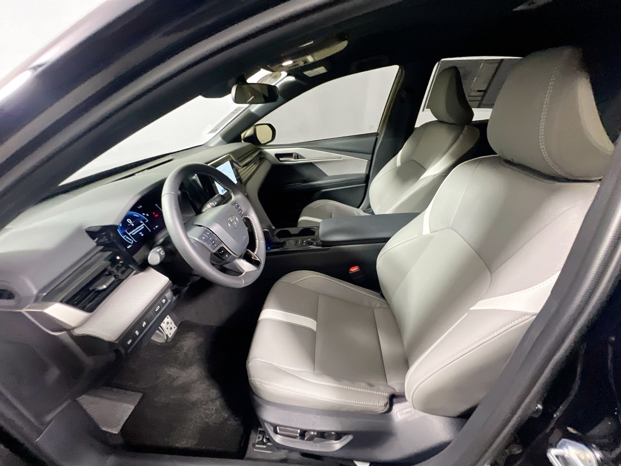 Used 2026 Toyota Camry SE FWD image 14