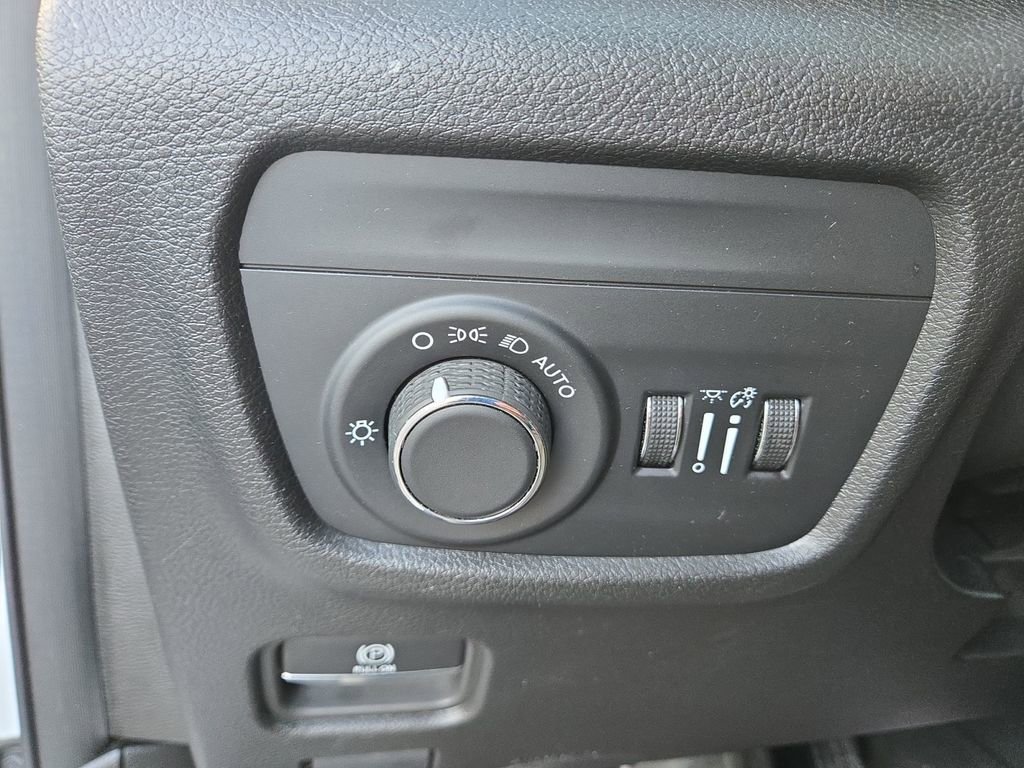 Used 2023 Jeep Grand Cherokee L Laredo image 9