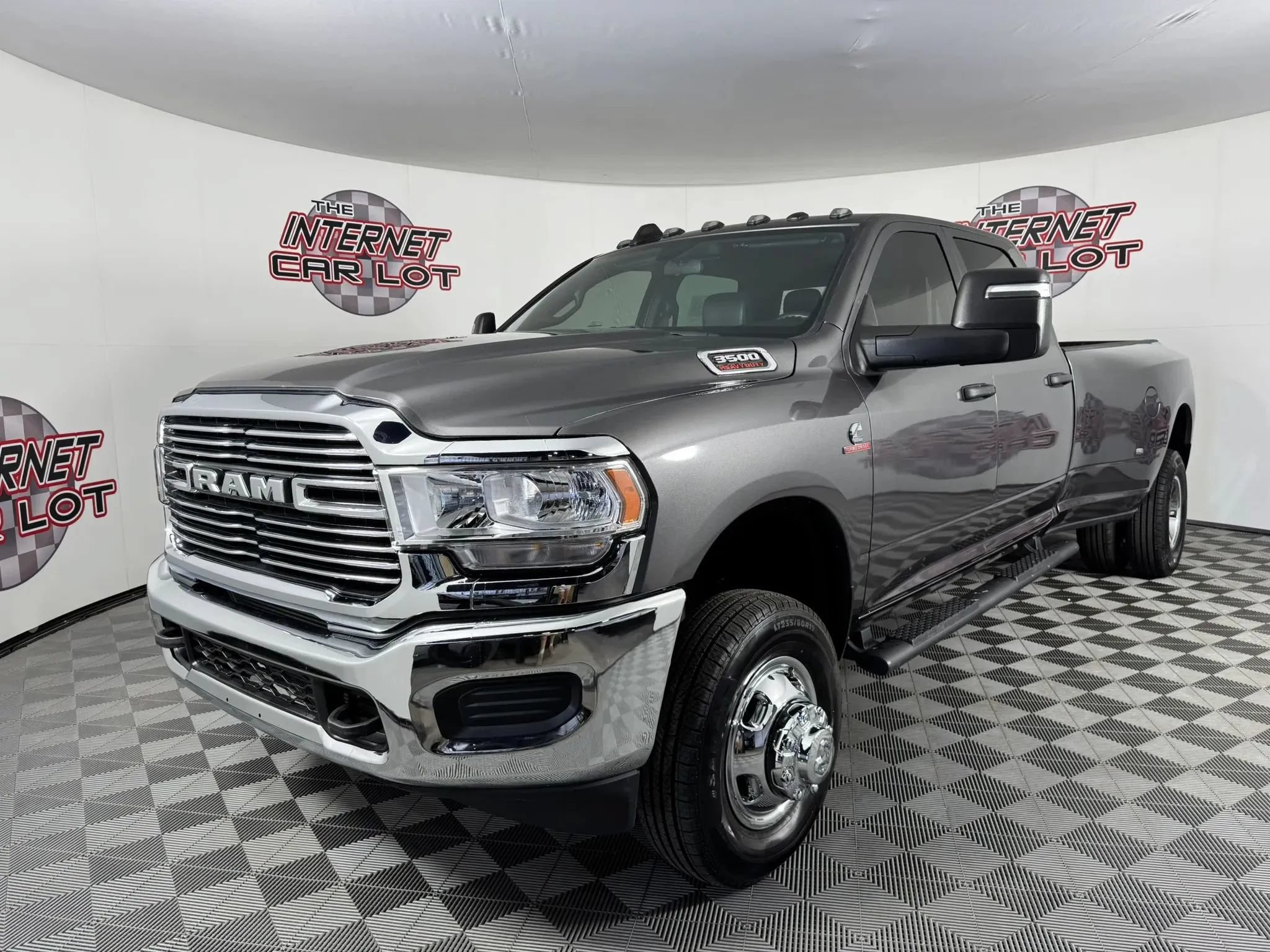 Used 2024 RAM 3500 Tradesman w/ Chrome Appearance Group AWD/4WD image 3