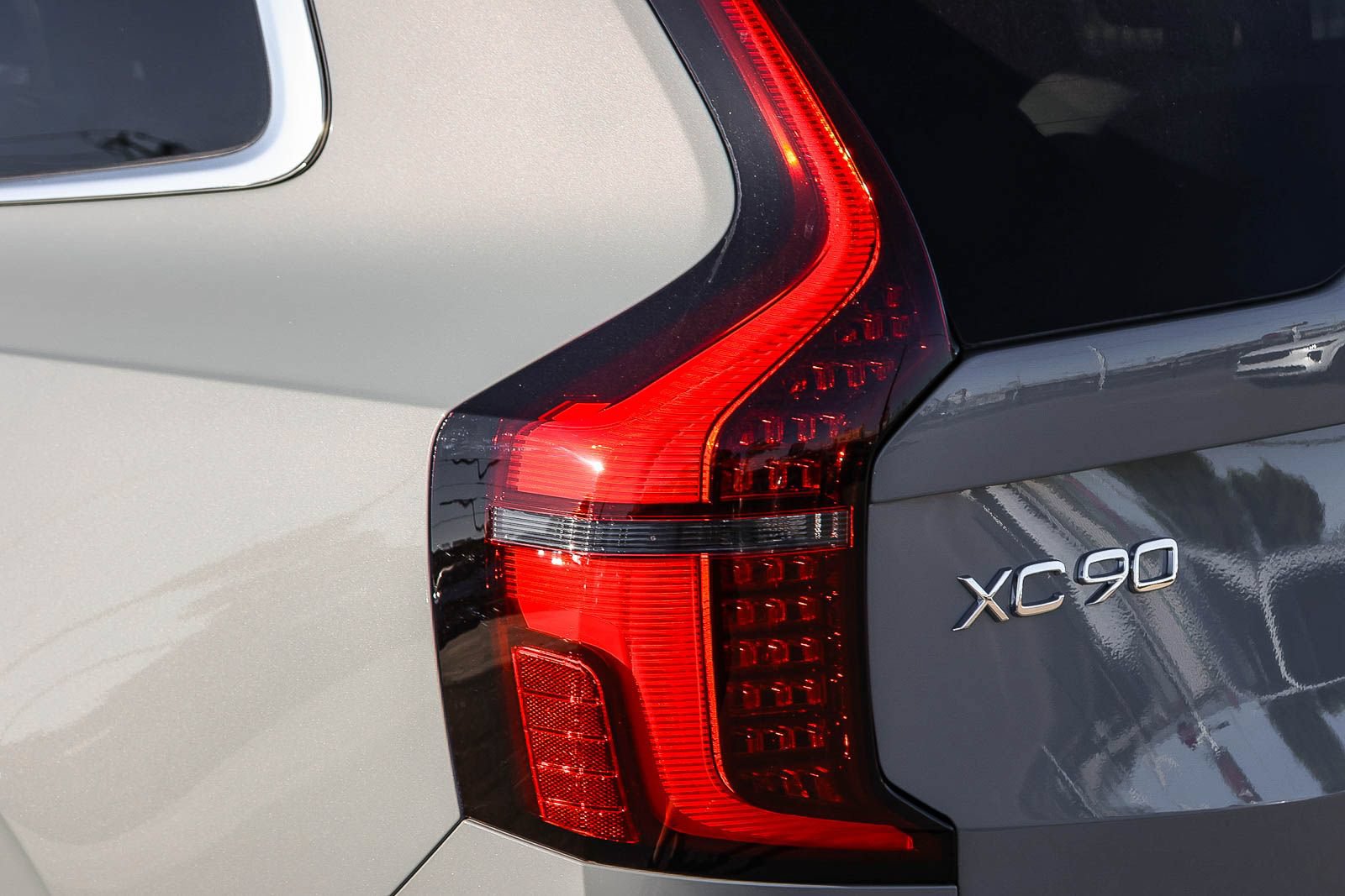 New 2026 Volvo XC90 T8 Plus w/ Protection Package AWD/4WD image 11