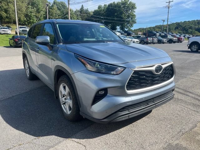 Used 2023 Toyota Highlander LE AWD/4WD image 3