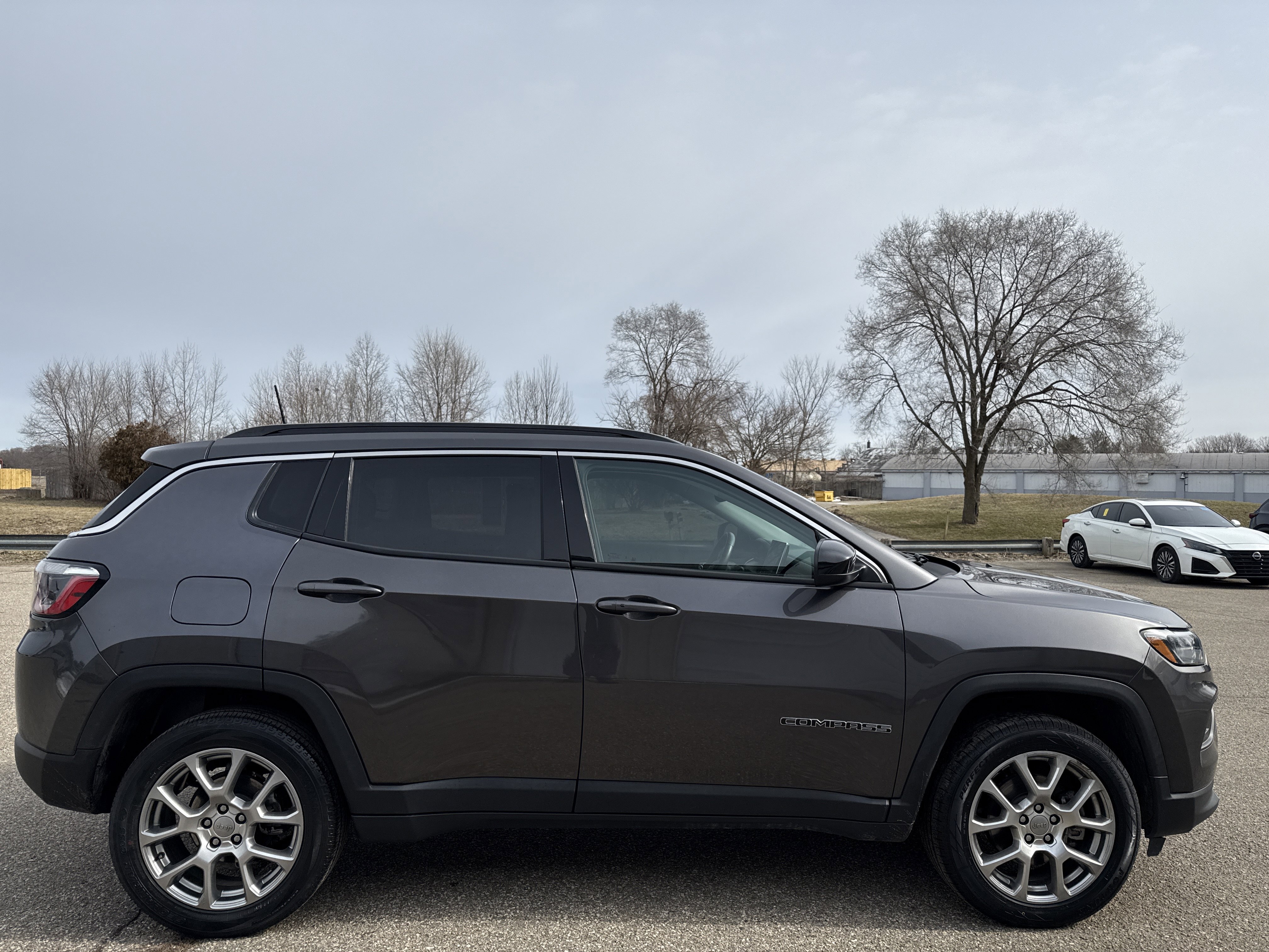 Used 2022 Jeep Compass Latitude image 2