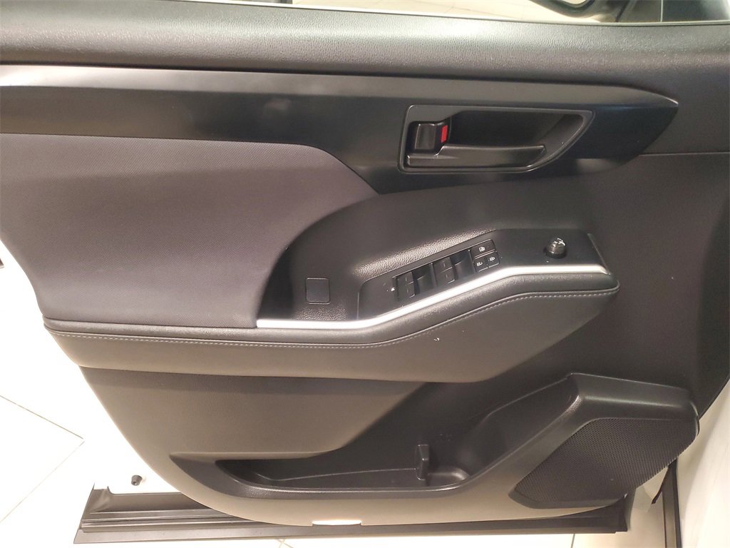 Used 2023 Toyota Highlander LE image 18