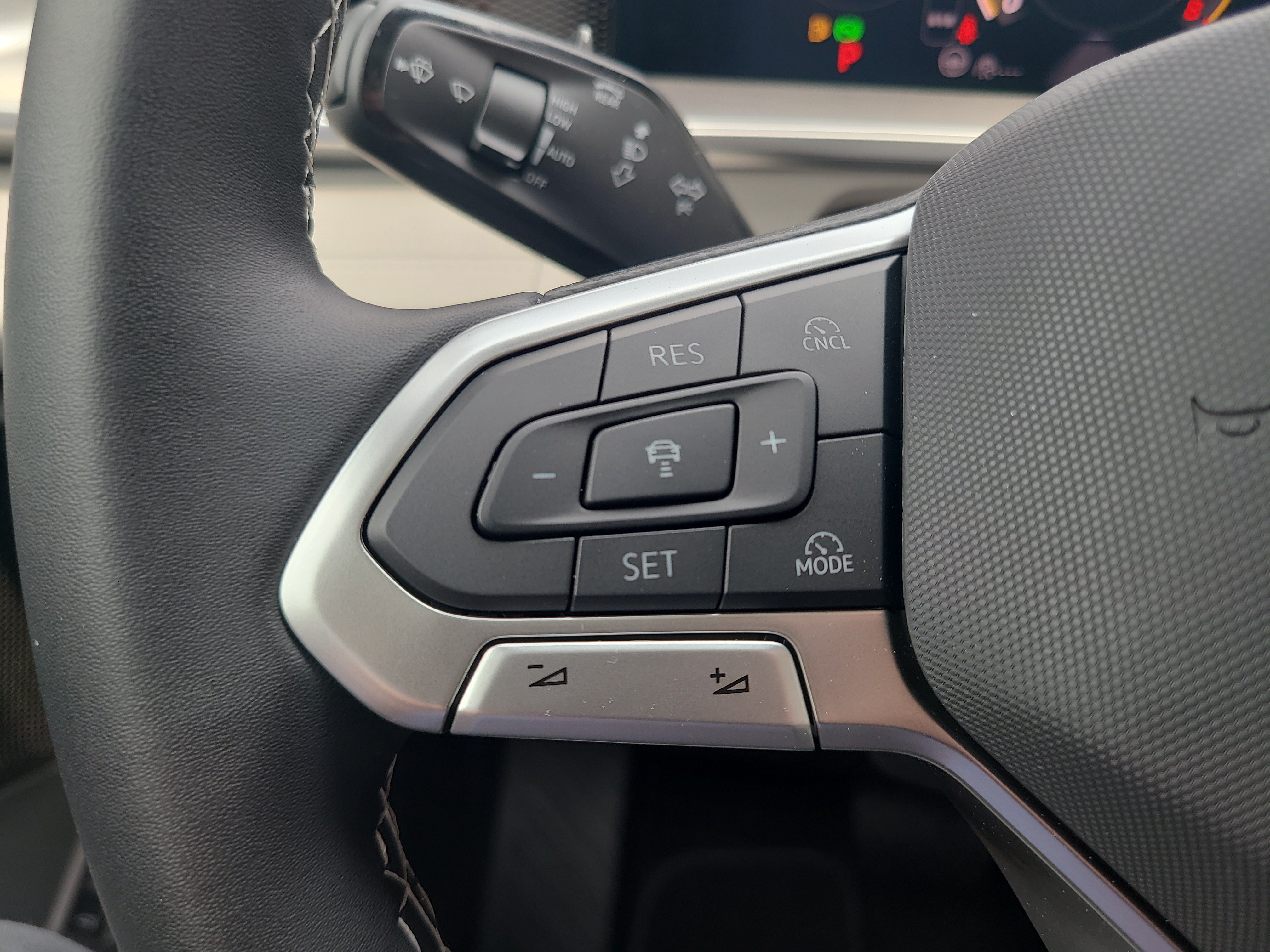 Certified 2025 Volkswagen Tiguan SE w/ Panoramic Sunroof Package AWD/4WD image 29