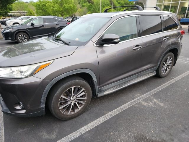 Used 2019 Toyota Highlander XLE image 2
