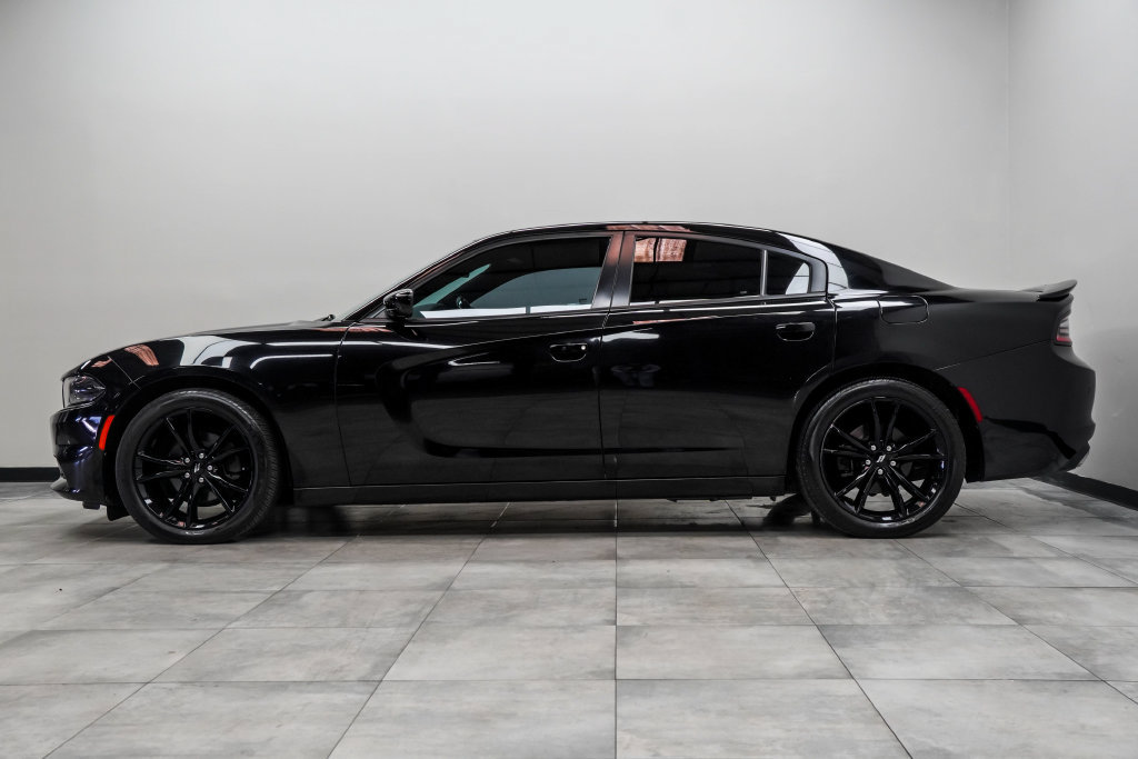 Used 2018 Dodge Charger SXT w/ Blacktop Package RWD image 9