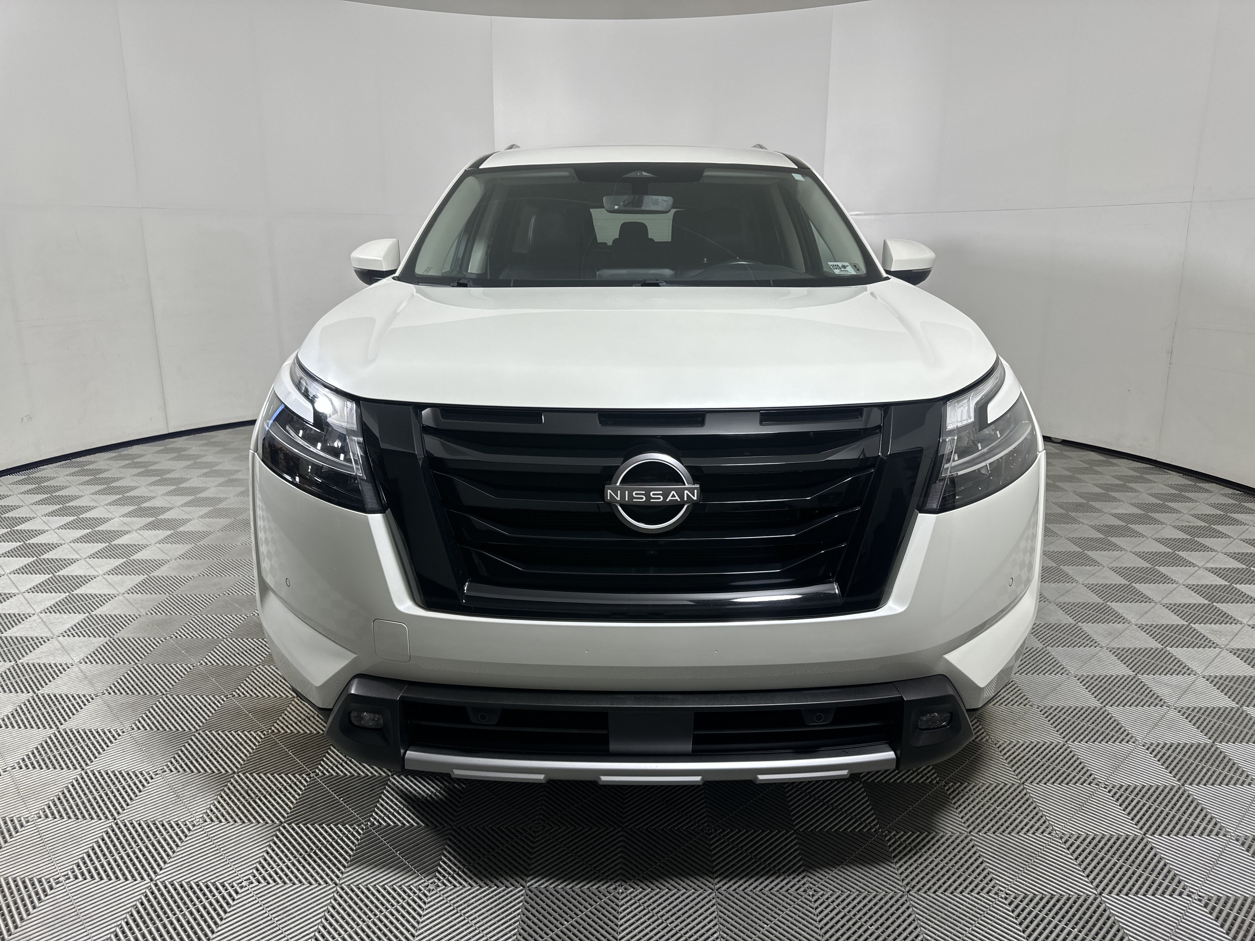 Used 2023 Nissan Pathfinder SL AWD/4WD image 2