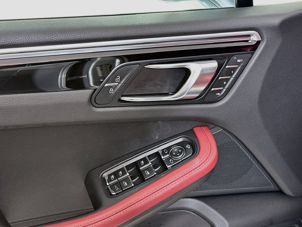 Certified 2024 Porsche Macan AWD/4WD image 20