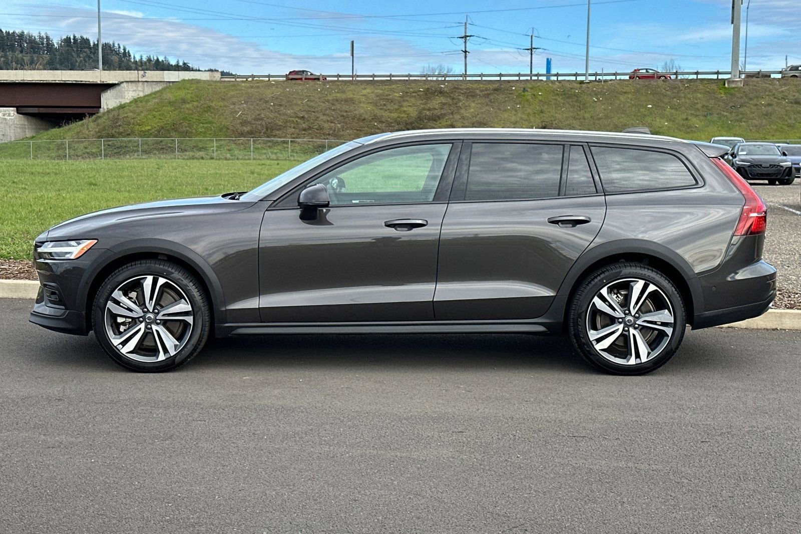 Used 2025 Volvo V60 B5 Cross Country Plus image 6