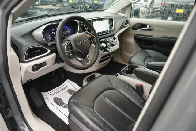 Used 2023 Chrysler Pacifica Touring-L FWD image 8