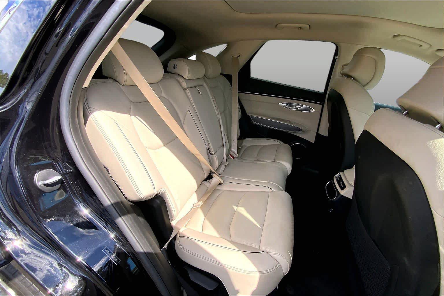 Used 2025 Genesis GV70 2.5T w/ Advanced Package AWD/4WD image 19
