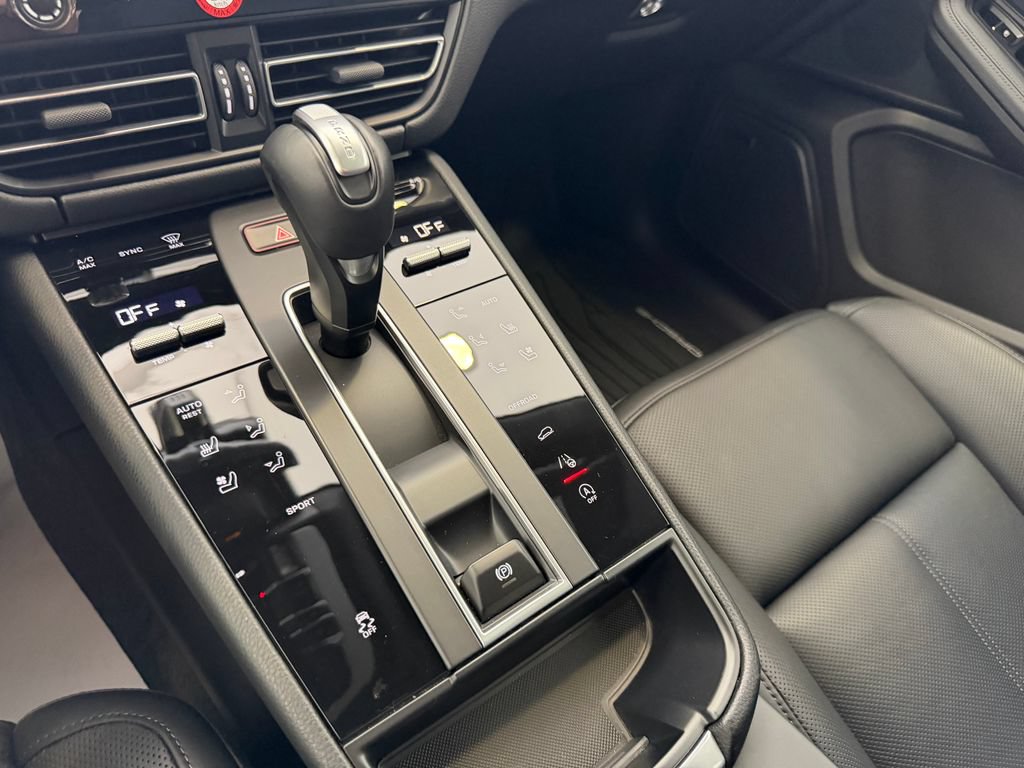 Certified 2026 Porsche Macan AWD/4WD image 19
