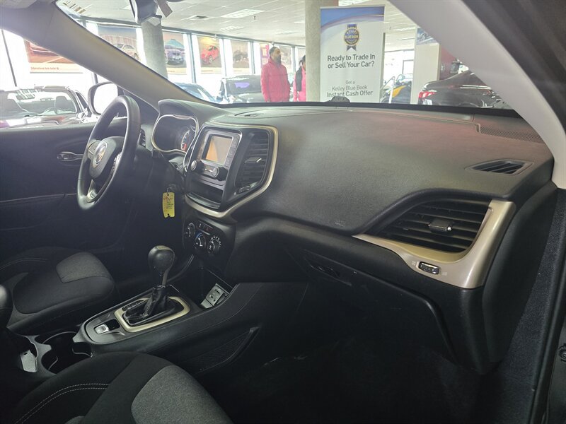 Used 2016 Jeep Cherokee Sport FWD image 13