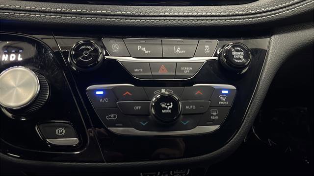 Used 2024 Chrysler Pacifica Touring image 17