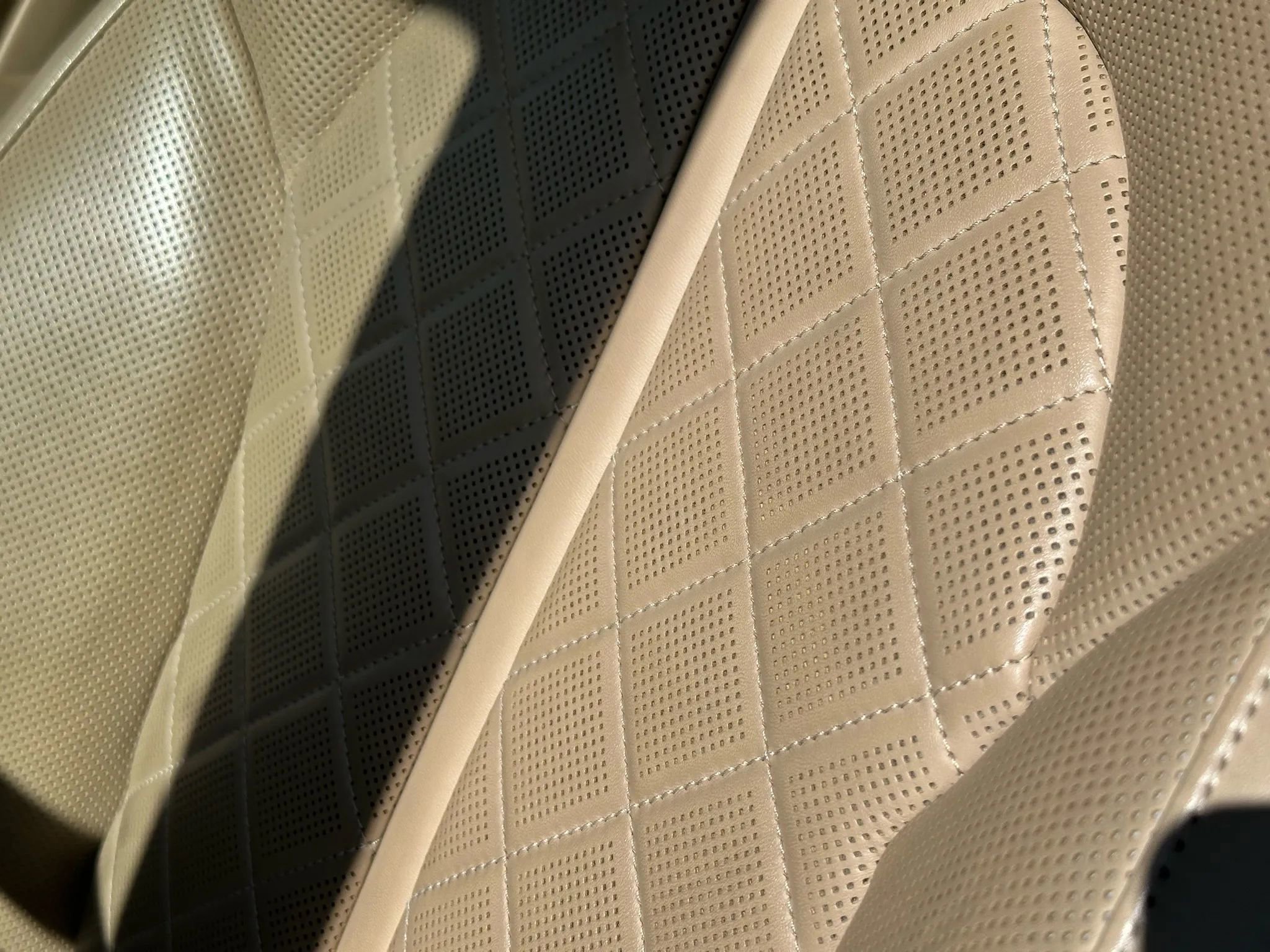 Used 2014 Audi A8 L 4.0T w/ Luxury Package image 37