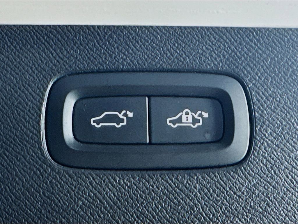 Used 2021 Volvo XC90 T6 Momentum image 32