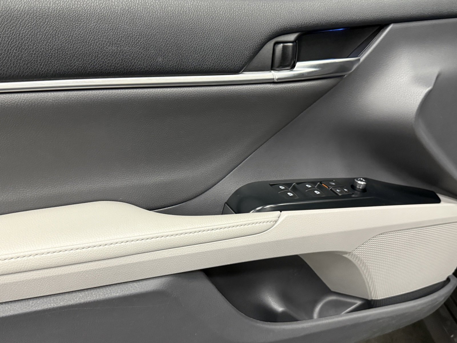 Used 2020 Toyota Camry XLE image 18