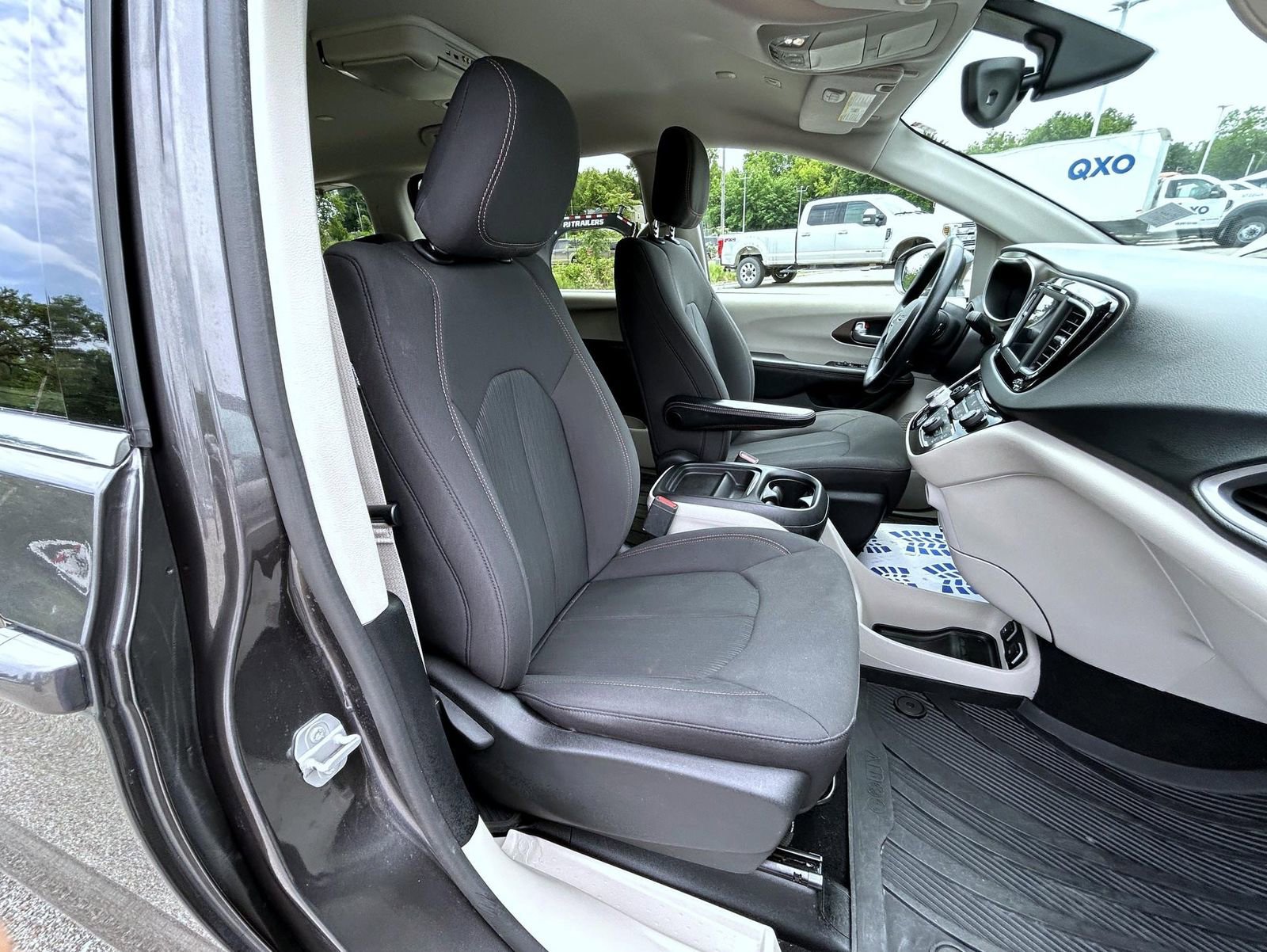 Used 2019 Chrysler Pacifica Touring Plus w/ Tire & Wheel Group FWD image 15