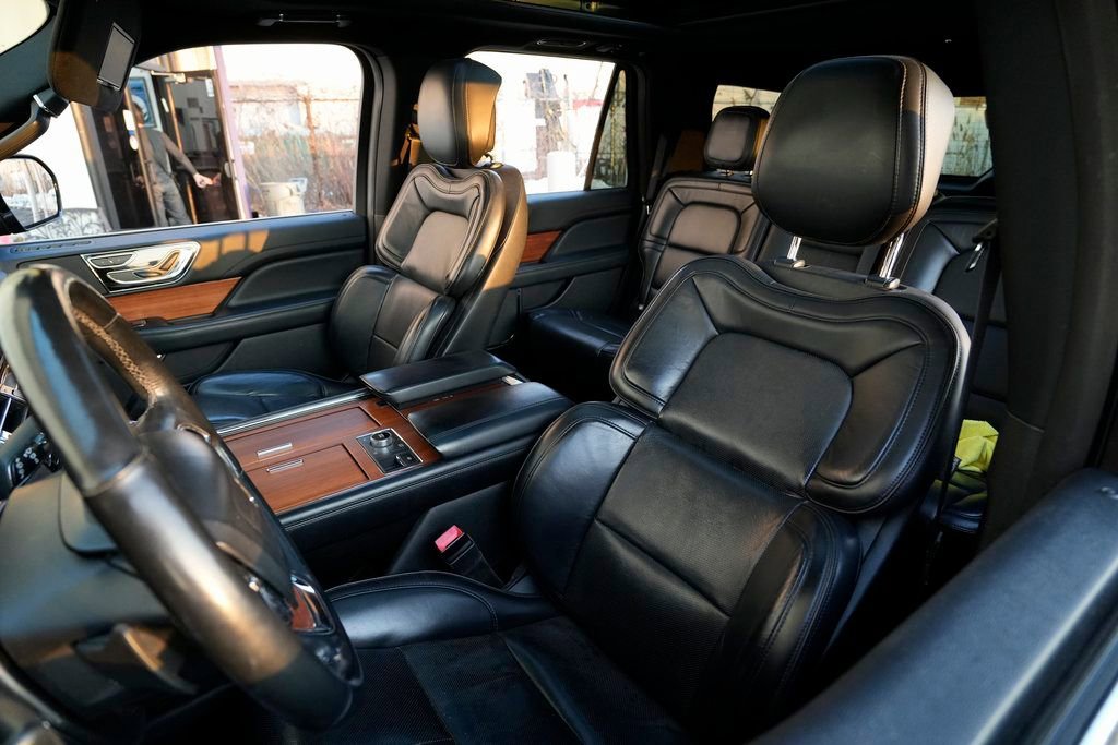 Used 2019 Lincoln Navigator Select image 21