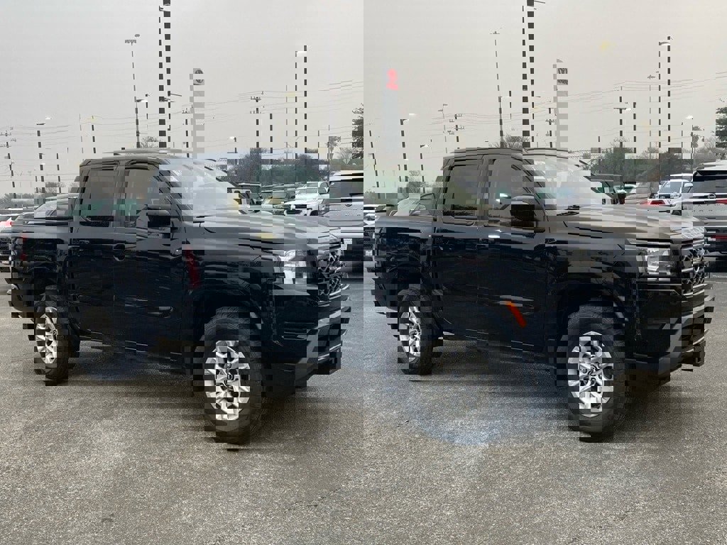 Used 2024 Nissan Frontier SV image 3