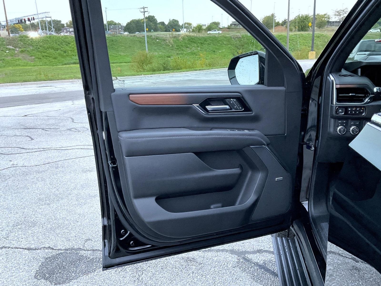 New 2026 GMC Yukon XL Denali w/ Denali Reserve Package image 9