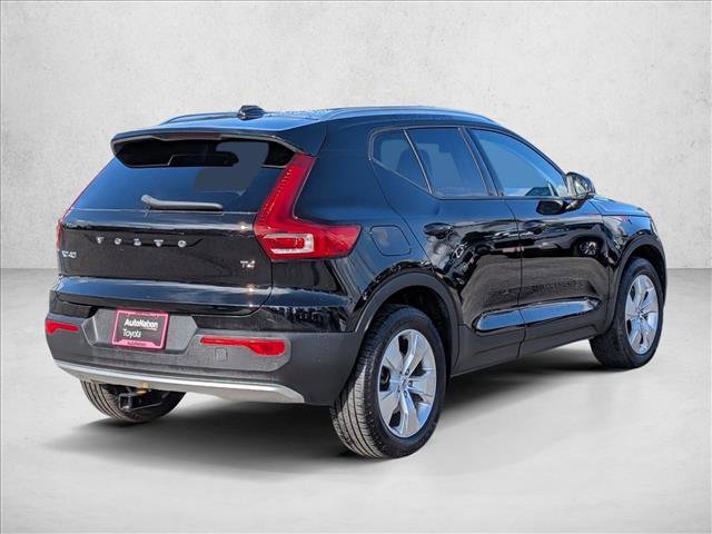 Used 2022 Volvo XC40 T4 Momentum image 5