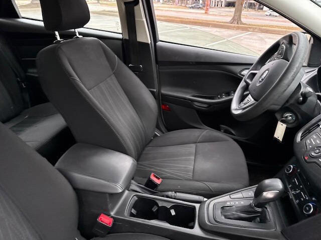Used 2018 Ford Focus SE w/ SE Appearance Package image 26