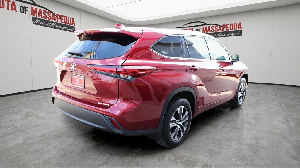 Used 2021 Toyota Highlander XLE AWD/4WD image 5