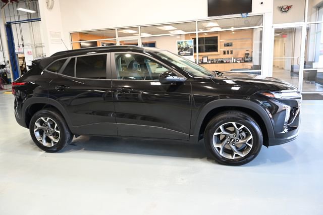 Used 2025 Chevrolet Trax LT w/ Driver Confidence Package FWD image 4