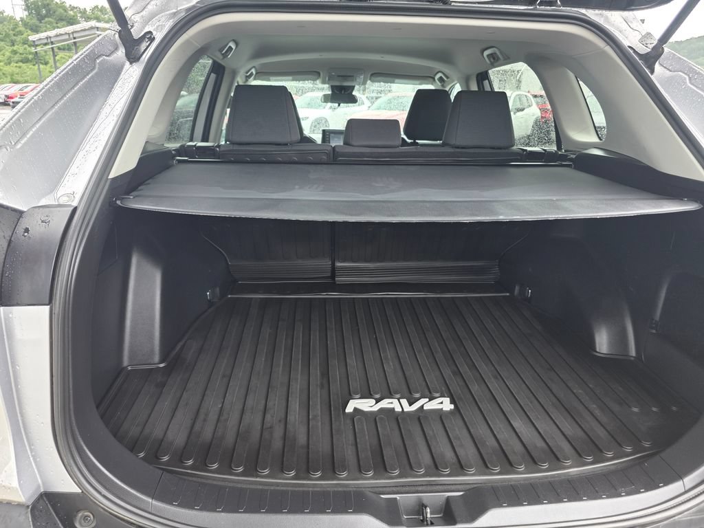 Used 2022 Toyota RAV4 LE AWD/4WD image 9