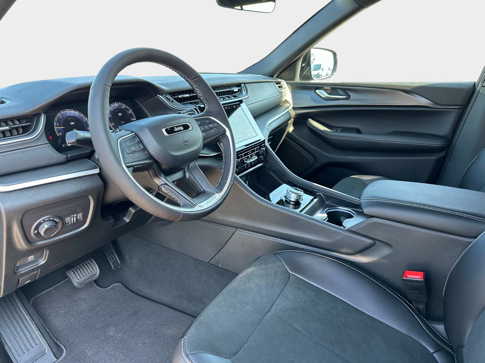 New 2025 Jeep Grand Cherokee Altitude AWD/4WD image 33