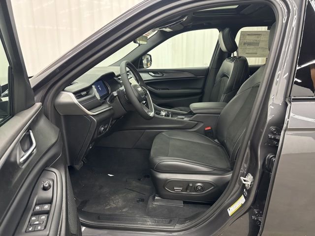 New 2025 Jeep Grand Cherokee Altitude image 5