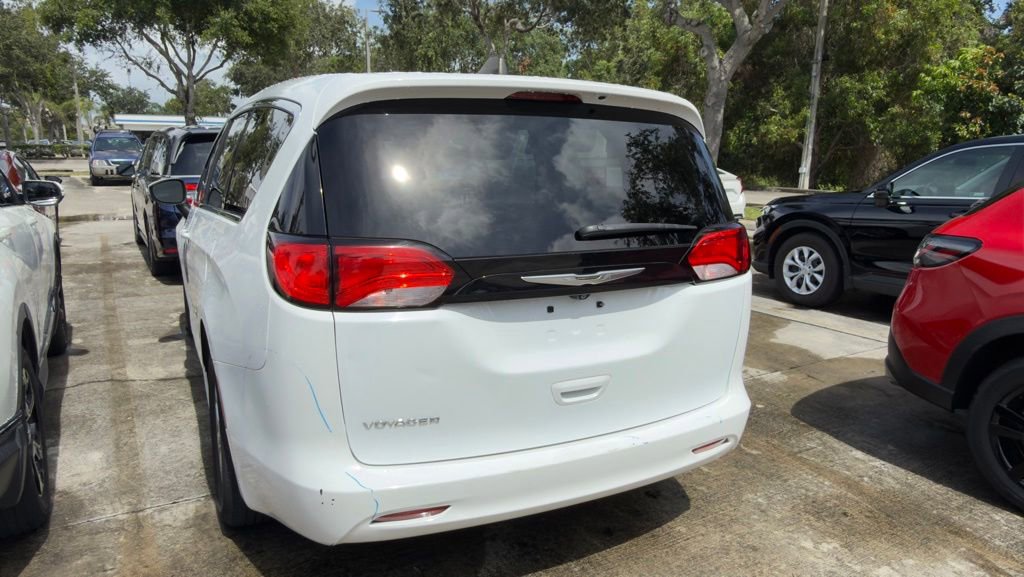 Used 2022 Chrysler Voyager LX FWD image 3