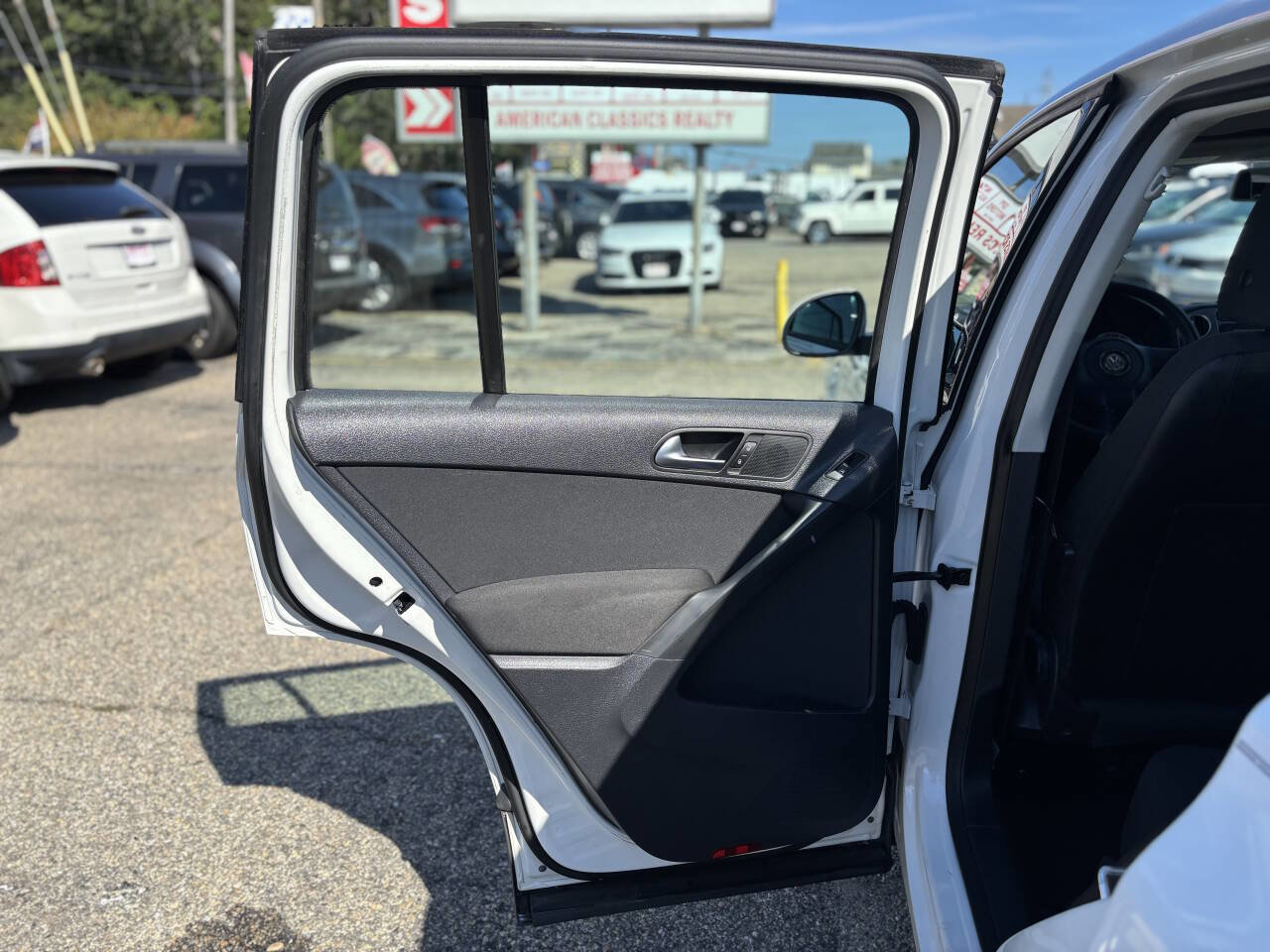 Used 2011 Volkswagen Tiguan S image 11